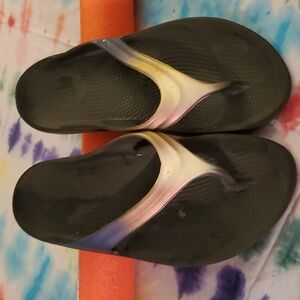 EUC OOFOS OOOLALA Flip Flops size 8